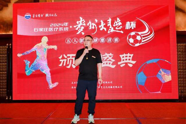火箭球员亚当斯与张子宇合影展现幽默一幕